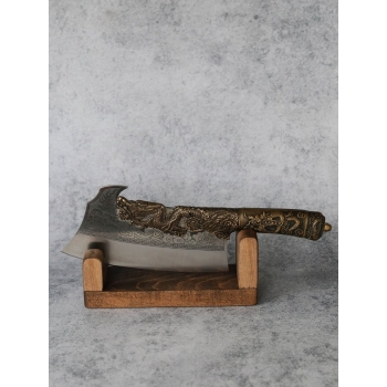 Нож с изображением дракона на деревянной подставке